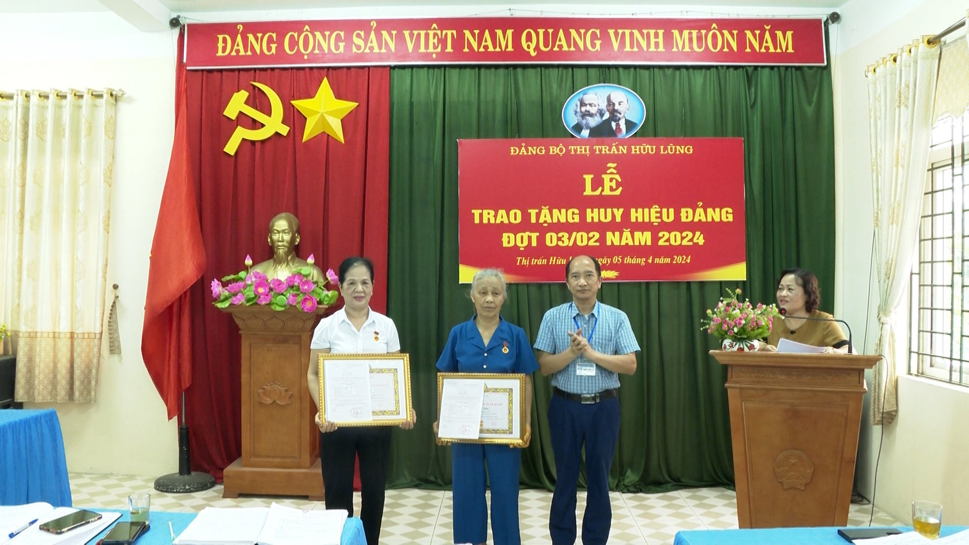Đồng chí Nguyễn Quang Nhuệ, Phó Bí thư, Chủ tịch UBND thị trấn trao huy h