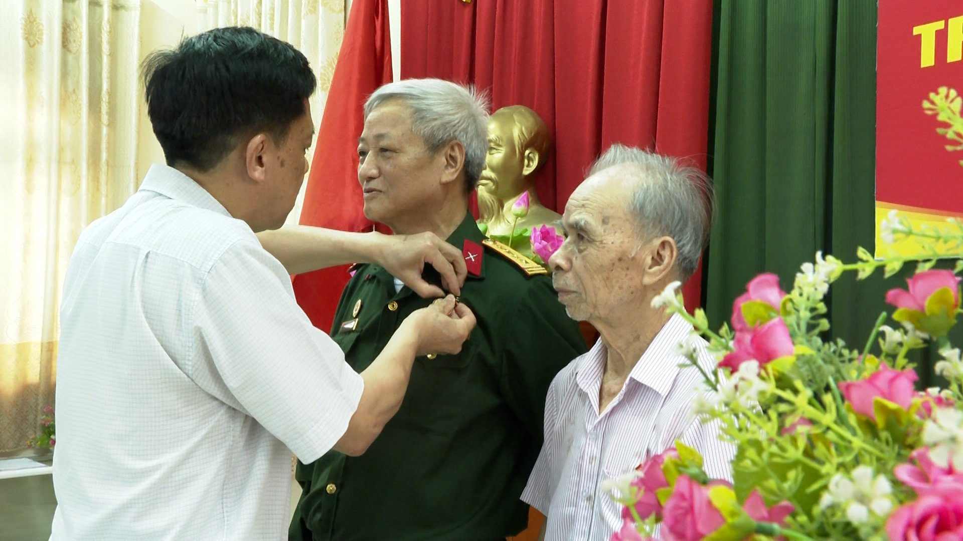 Đồng chí Bàng Đức Cường, Bí thư Đảng ủy thị trấn trao huy hiệu 55 tuổi Đảng