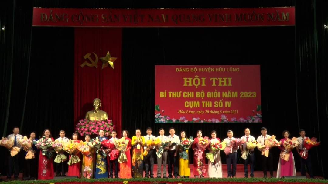 19 thí sinh nhận hoa của Ban Tổ chức