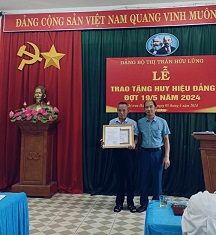 Đồng chí Nguyễn Quang Nhuệ, Phó Bí thư Đảng uỷ, Chủ tịch UBND thị trấn Hữu Lũng trao Huy hiệu 45 năm tuổi Đảng