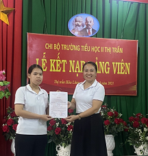 Đồng chí Nguyễn Huyền Thúy – Bí thư Chi bộ nhà trường trao Quyết định kết nạp đảng viên cho đồng chí Nông Thị Bích Ngọc 