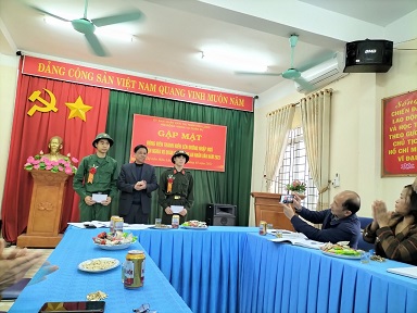 Đồng chí Bàng Đức Cường, huyện uỷ viên, Bí thư Đảng uỷ thị trấn Hữu Lũng tặng quà cho 02 thanh niên lên đường nhập ngũ